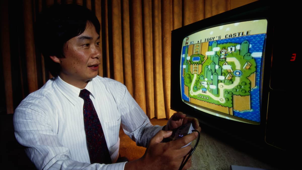 Shigeru Miyamoto pelaamassa Super Mario World -peliä.