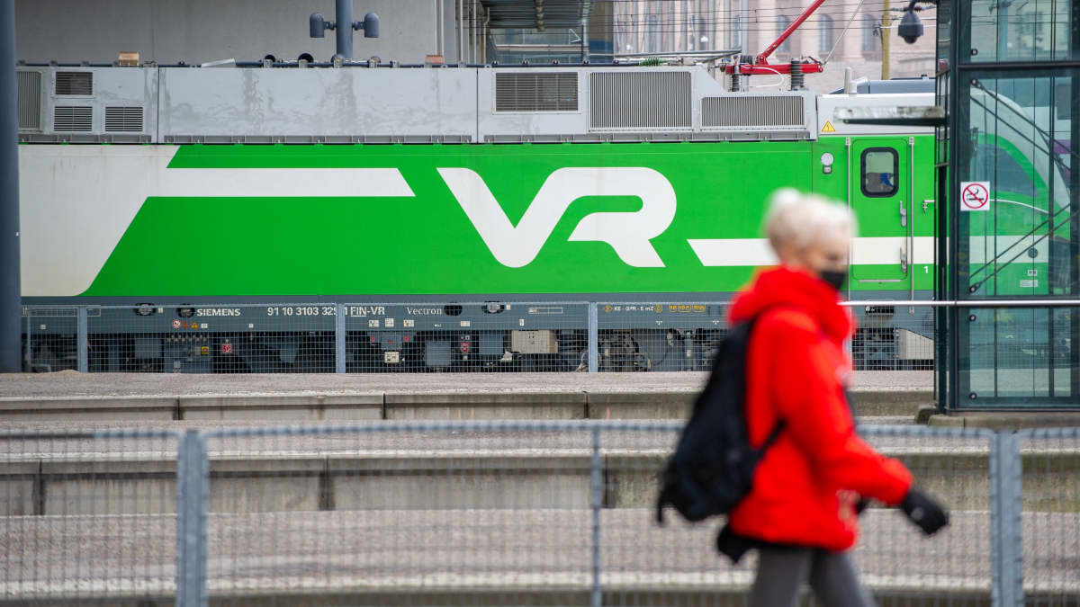 Matkustaja Helsingin päärautatieaseman laiturilla. 25.3.2021.