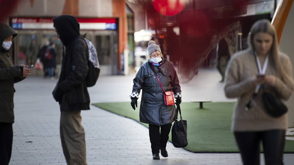 Jalankulkijoita Tallinnanaukiolla Helsingissä.