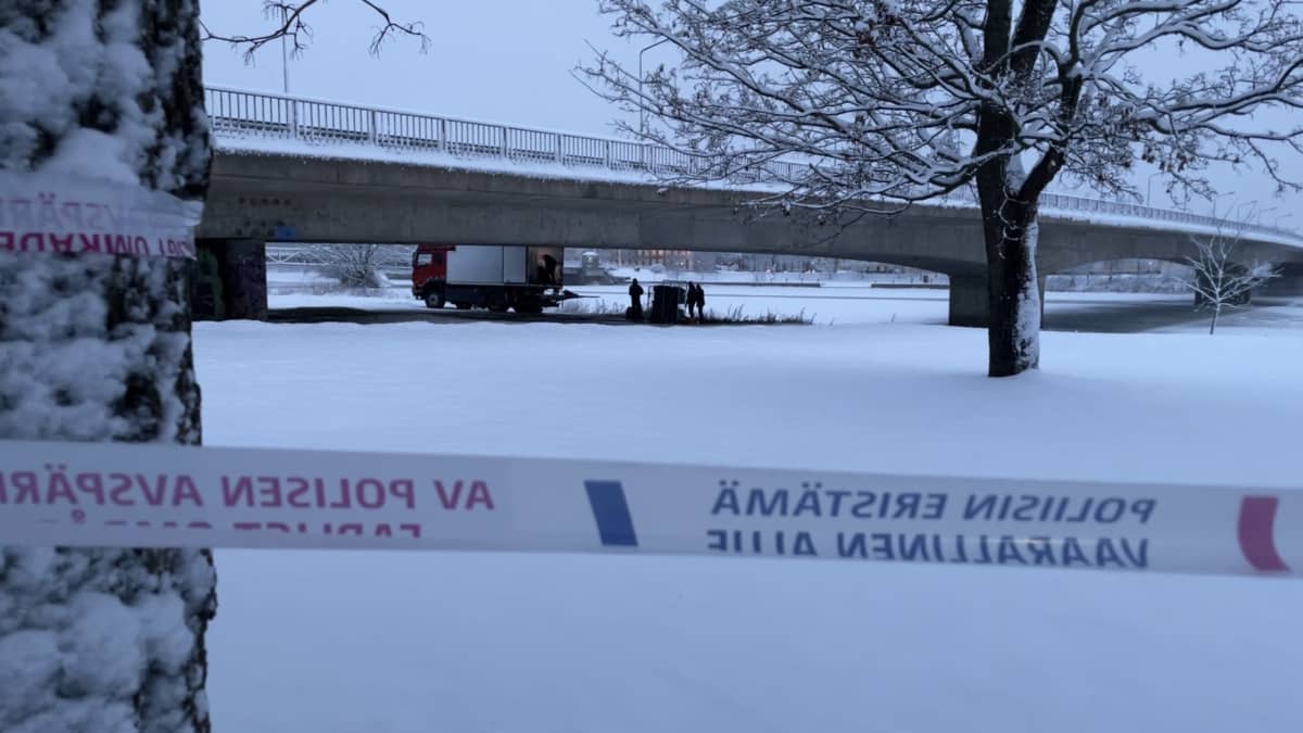 Talvimaisema Linnansillalla Porissa, poliisien nauhaa edustalla. 