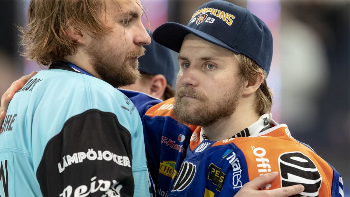 Joni Ikonen (vas.) ja Juuso Ikonen halaavat Tapparan ja Pelicansin ottelun jälkeen.