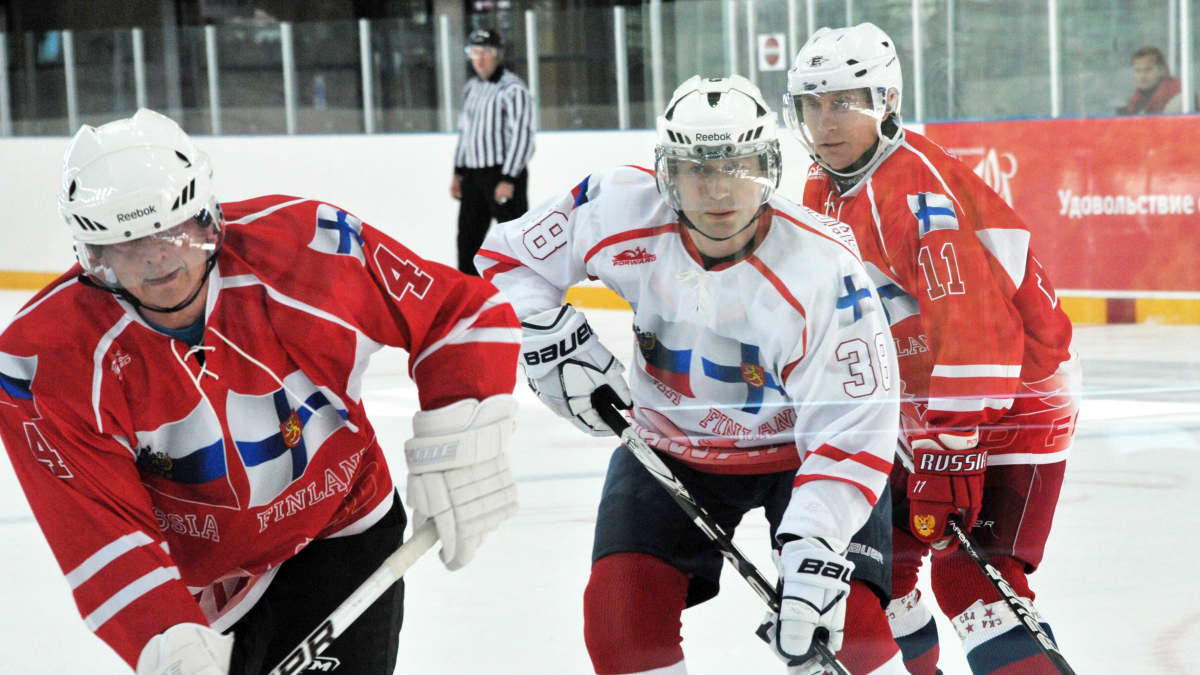 Niinistö ja Putin pelaavat jääkiekkoa.