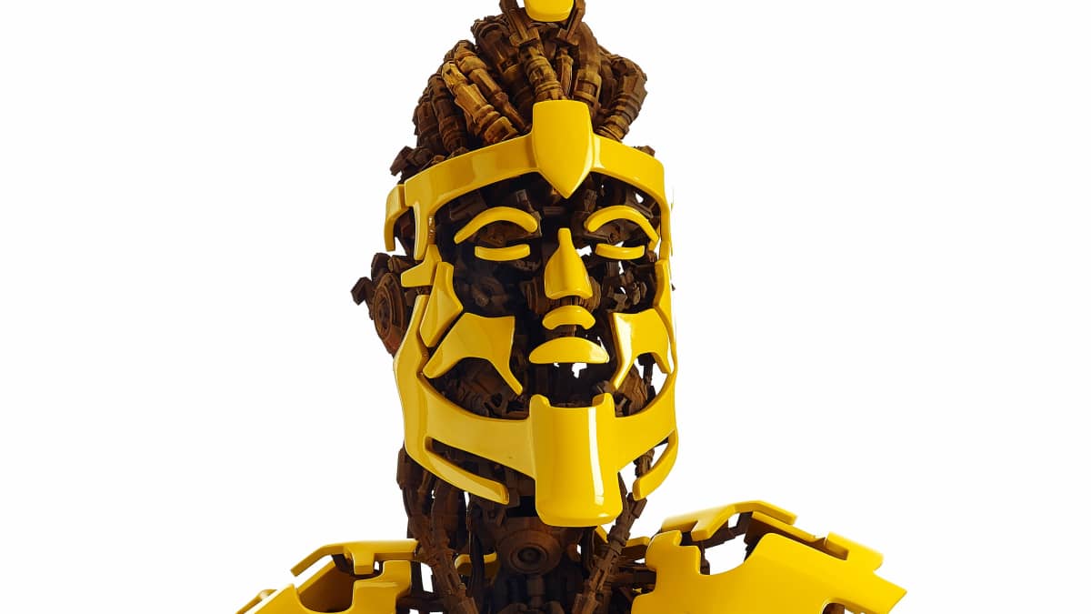 Taiteilijan 3d-tekniikalla tekemä keltainen kyborgiveistos edestä kuvasttuna