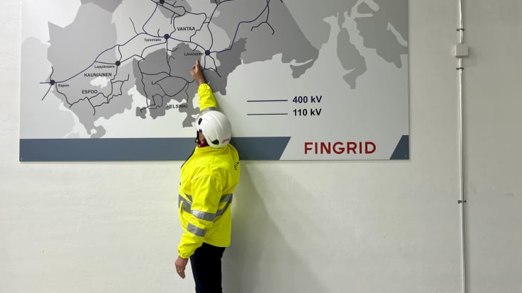 Fingridin asiakaspäällikkö Petri Parviainen esittelee kartalta pääkaupunkiseudun sähköasemien sijainteja.
