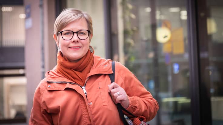 Ympäristöministeri Krista Mikkonen ympäristöministeriön edustalla Helsingissä.