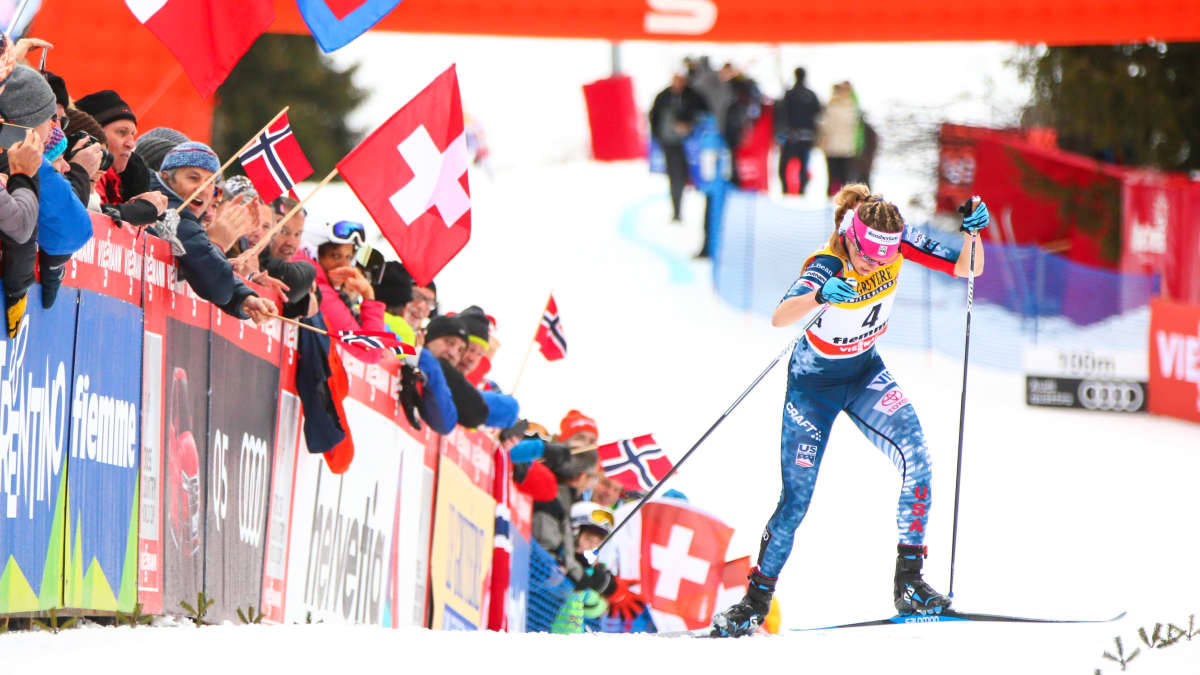 Jessie Diggins nousee Alpe Cermisiä ylös Tour de Skillä 2018.