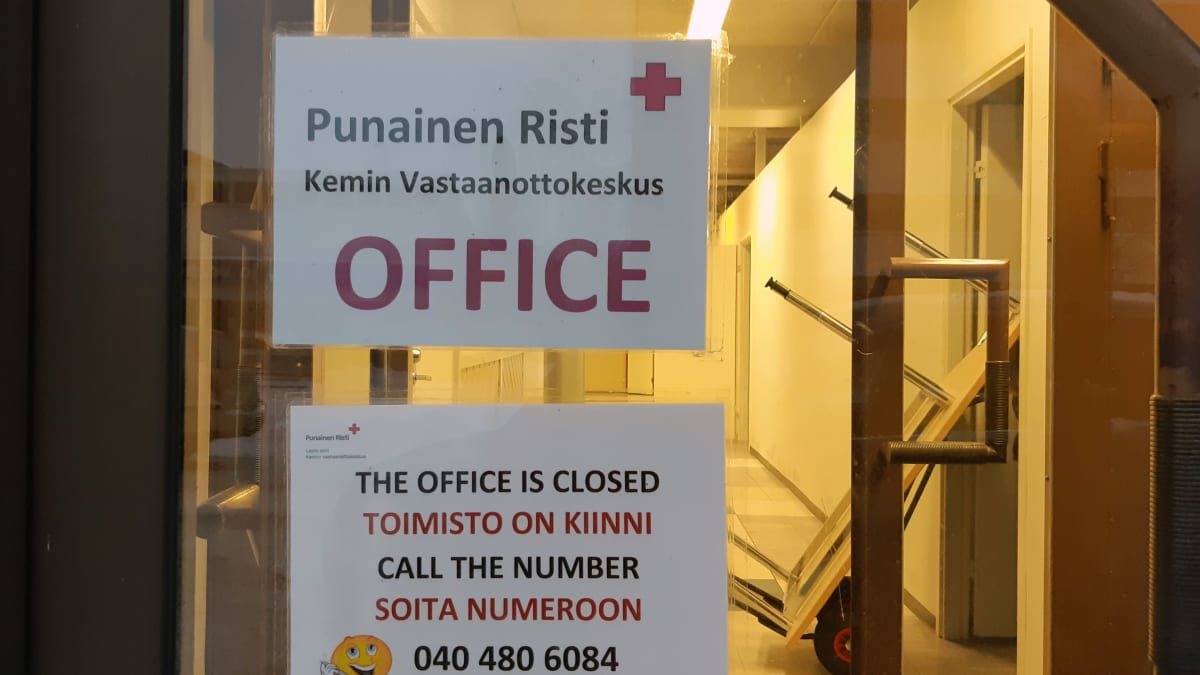 Kyltti Kemin vastaanottokeskuksen ovessa. Kyltissä kerrotaan, että keskus on suljettu.
