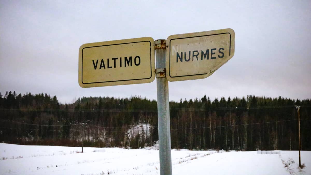 Nurmeksen ja Valtimon vanha ja ruostunut rajakyltti 6-tiellä, kuntien vanhalla rajalla.