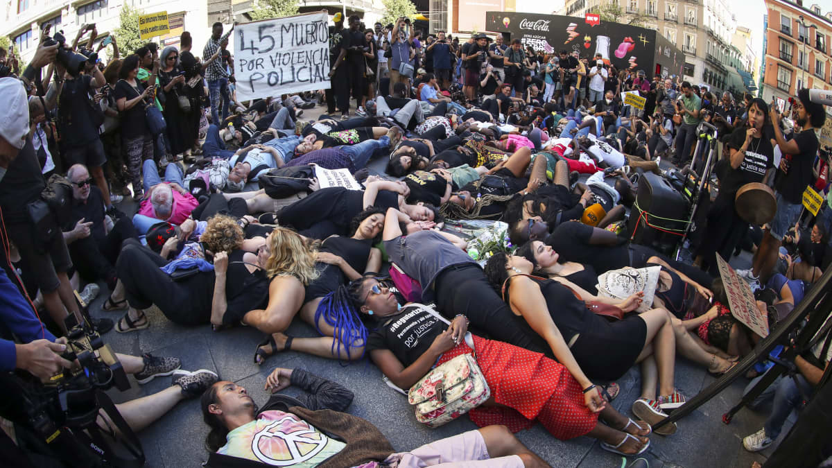 Mielenosoittajat makaavat kadulla.