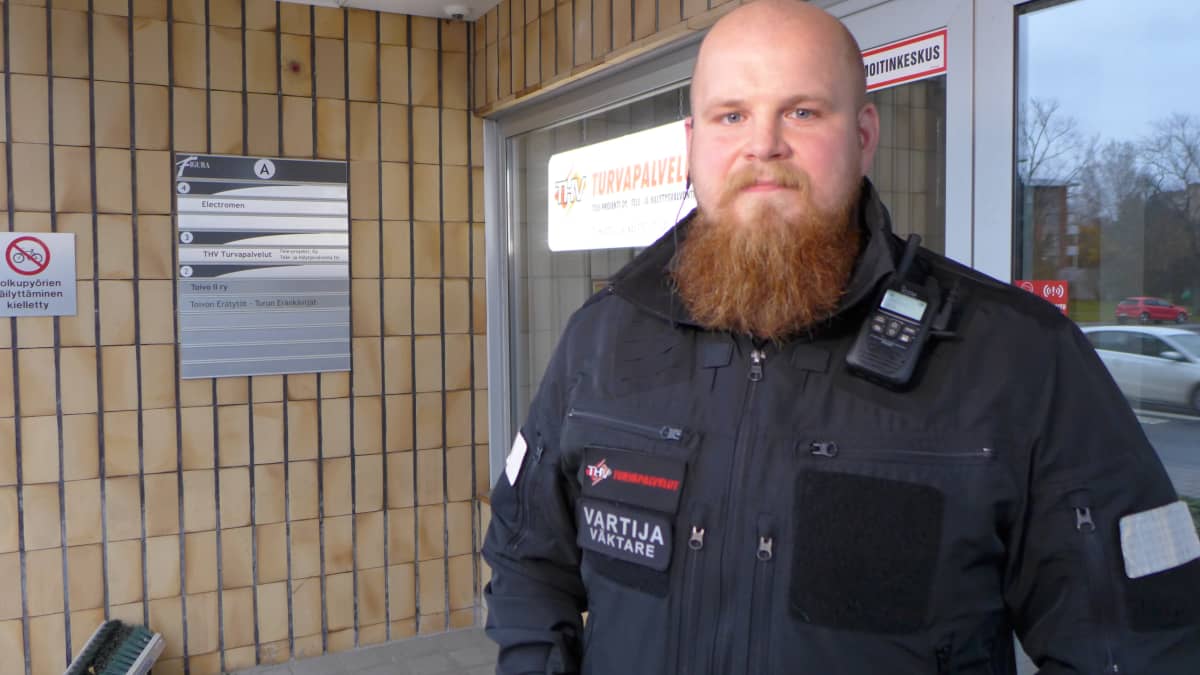 vartiontiliikkeen mies liikkeen edustalla