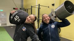 Tessa Salmela ja Jatta Sipola (oik.) ovat palanneet Yhdysvalloista maailman vahvin nainen -kisoista. Pieni treeni on jo aloitettu tulevan kesän koitoksia varten. Käsissään naisilla on 45 kiloa painava säkki ja 32 kiloa painava käsipaino.