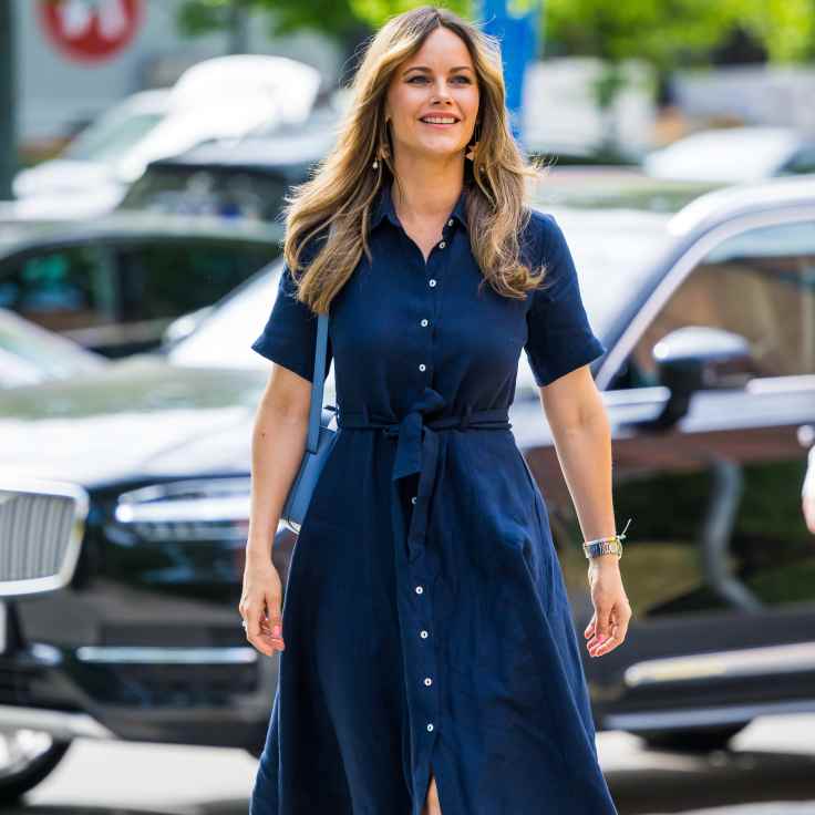 Ruotsin prinsessa Sofia sinisessä kesämekossa.