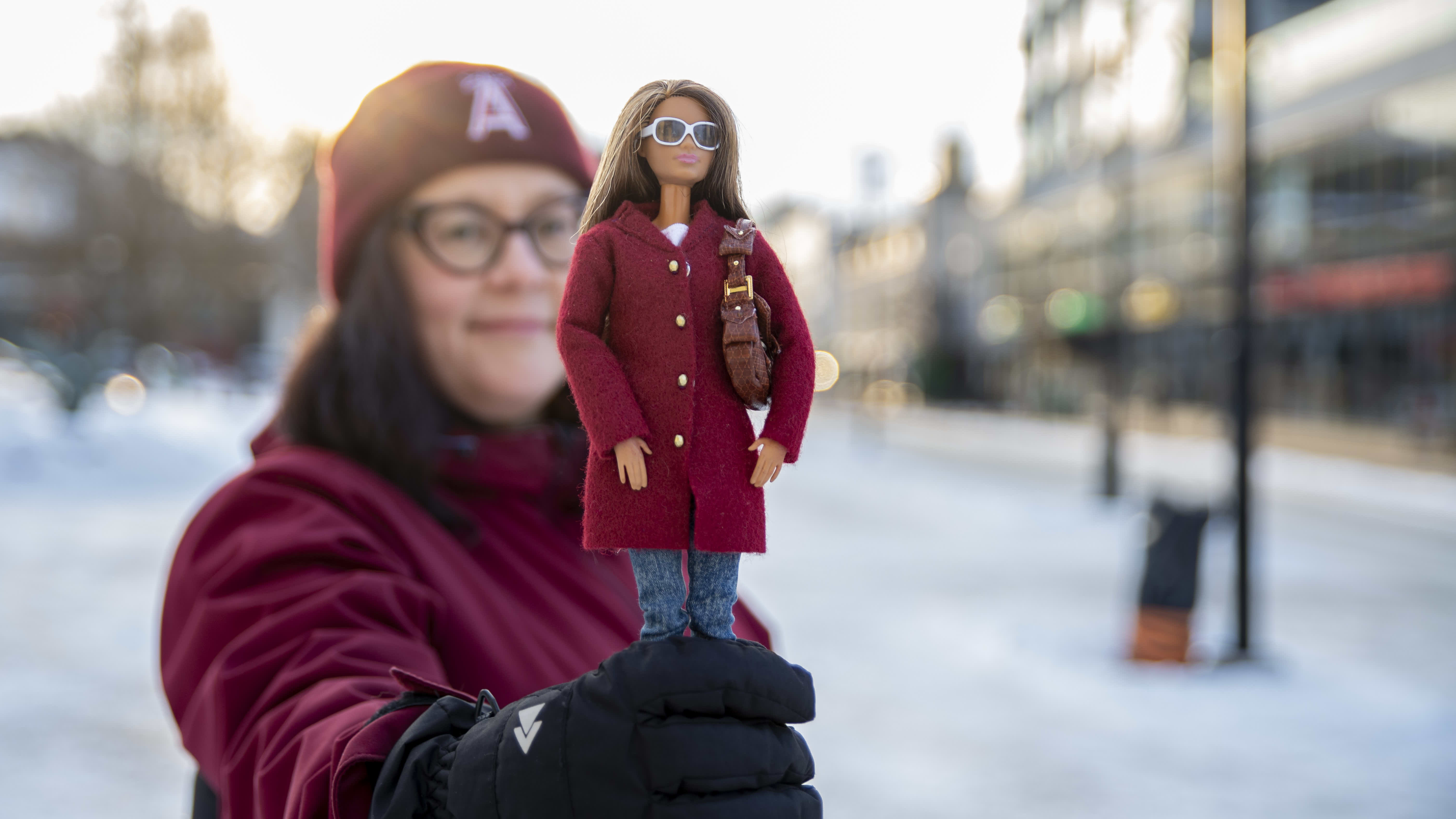 Hanne Räisänen esittelemässä Barbie-nukkea.