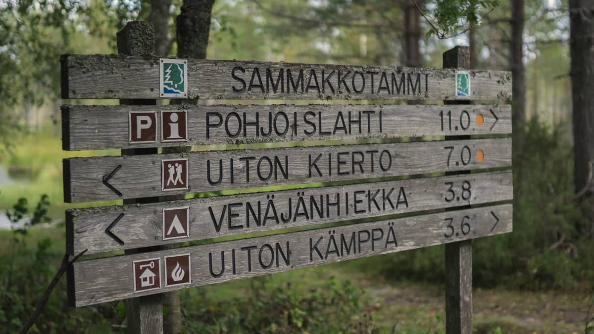 Opastekyltti Tiilikkajärven kansallispuistossa.