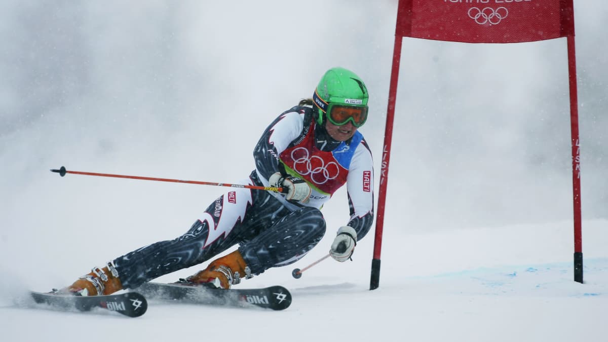 Tanja Poutiainen laski suurpujottelun olympiahopeaa Torinossa 2006. Näissä kisoissa alppihiihto oli yksi kahdeksasta lajista, joista Suomi sai mitalin.