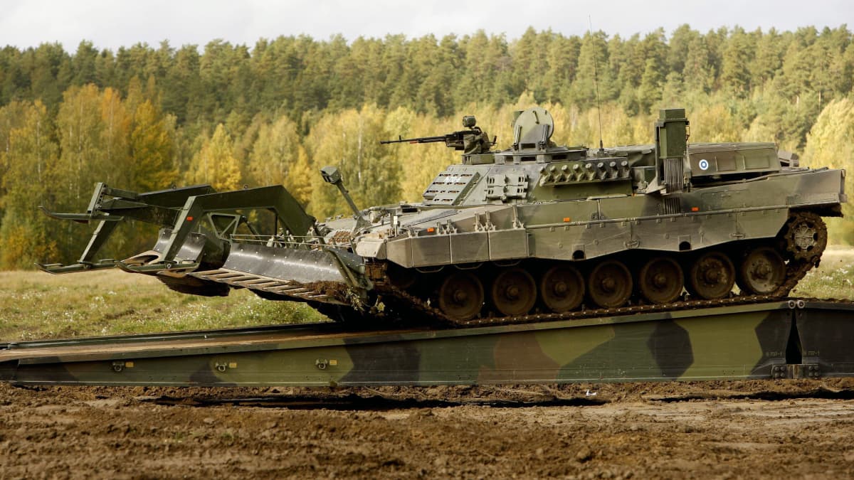 Puolustusvoimien uusi Leopard 2 A4 alustalle rakennettu raivauspanssarivaunu.