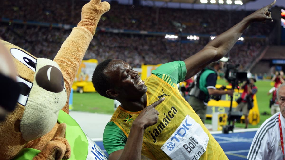 Usain Bolt tuulettaa maailmanennätystä Berliinissä 2009.