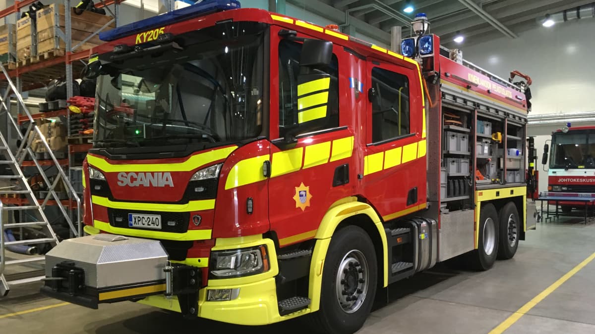 Uusi Kymenlaakson pelastuslaitoksen puna-keltainen paloauto.
