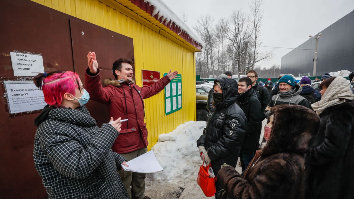 Pidätettyjen omaiset odottavat vuoroaan päästä viemään ruokaa ja muita tarvikkeita sisään pidätyskeskuksessa Moskovan liepeillä.