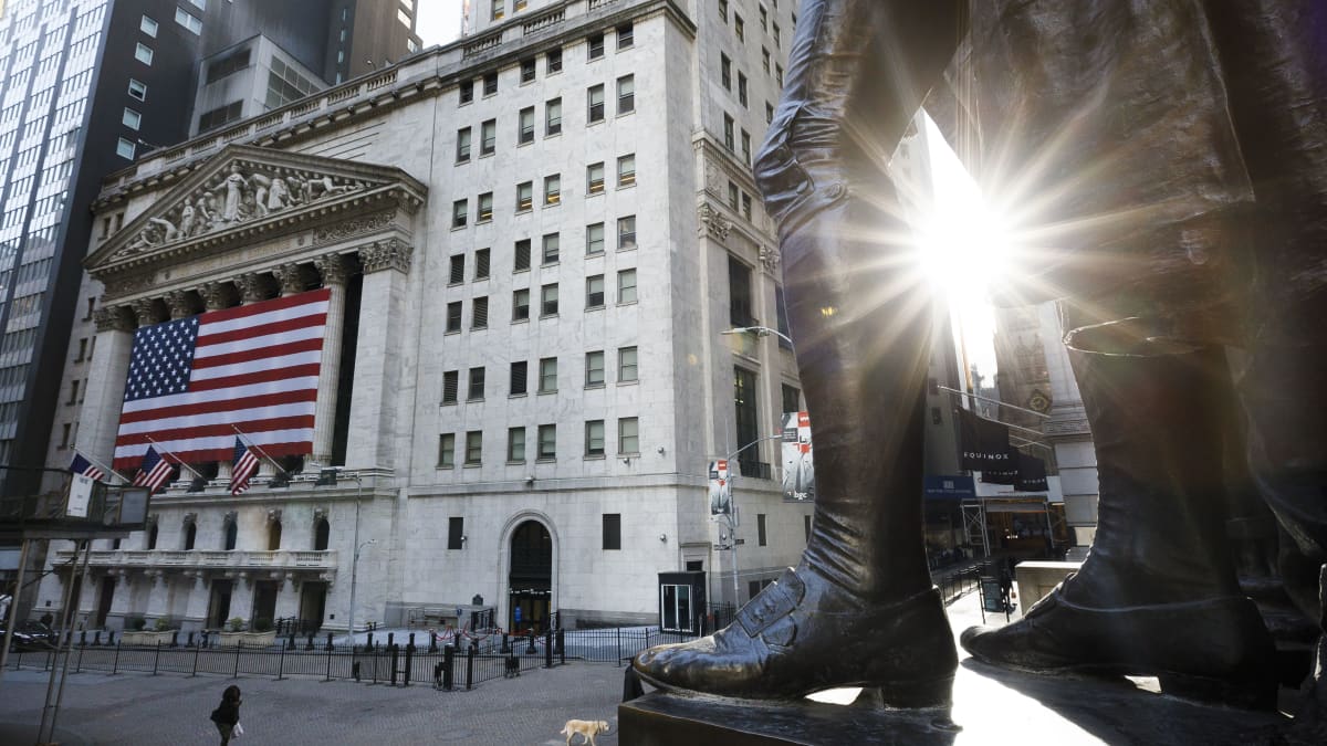 George Washingtonin patsaan jalat seisoivat vakaasti New Yorkin pörssin edustalla.