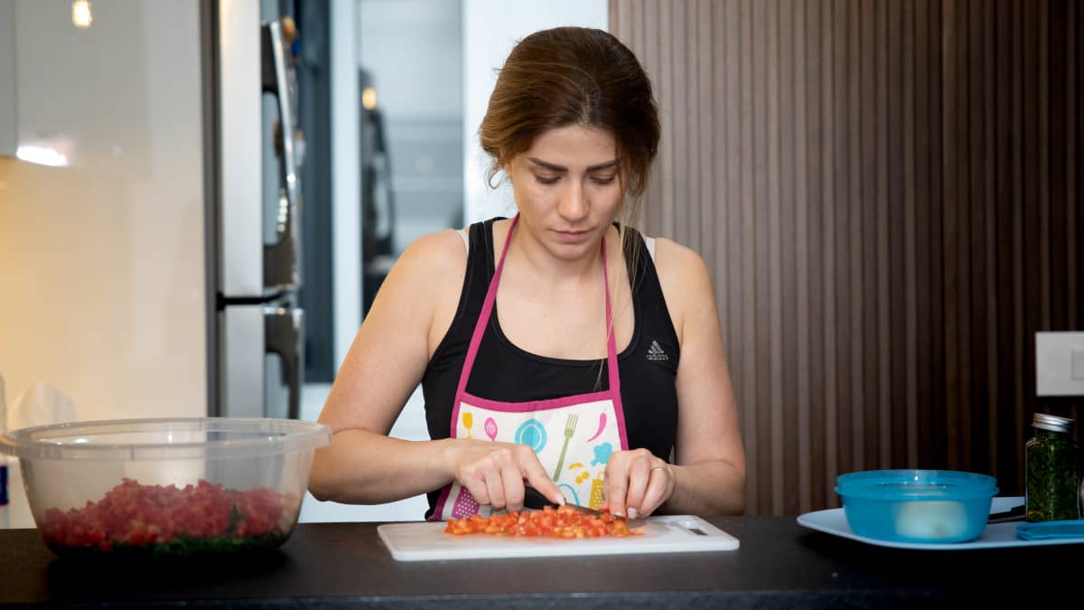Paula Andary valmistaa Taboulehia kotonaan Beirutissa.
