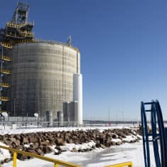 Nesteytetyn kaasun varastosäiliö Haminan LNG-terminaalissa.