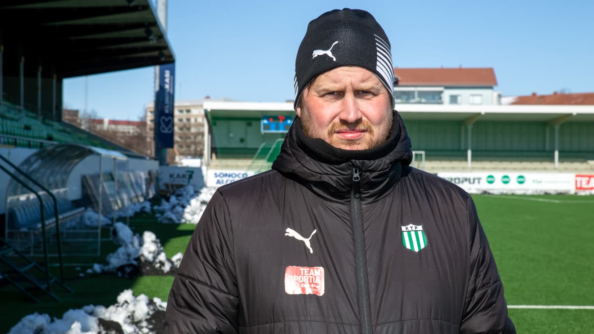 KTP:n Veikkausliiga-joukkueen päävalmentaja Jussi Leppälahti huhtikuussa 2023.