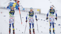 Jonna Sundling (keskellä), Emma Ribom ja Maja Dahlqvist riemuitsevat Ruotsin kolmoisvoittoa Planican MM-sprintissä.
