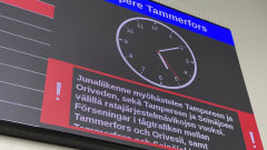 Tampereen rautatieaseman aikataulunäyttö, josta osa junavuoroista on merkitty punaisella.