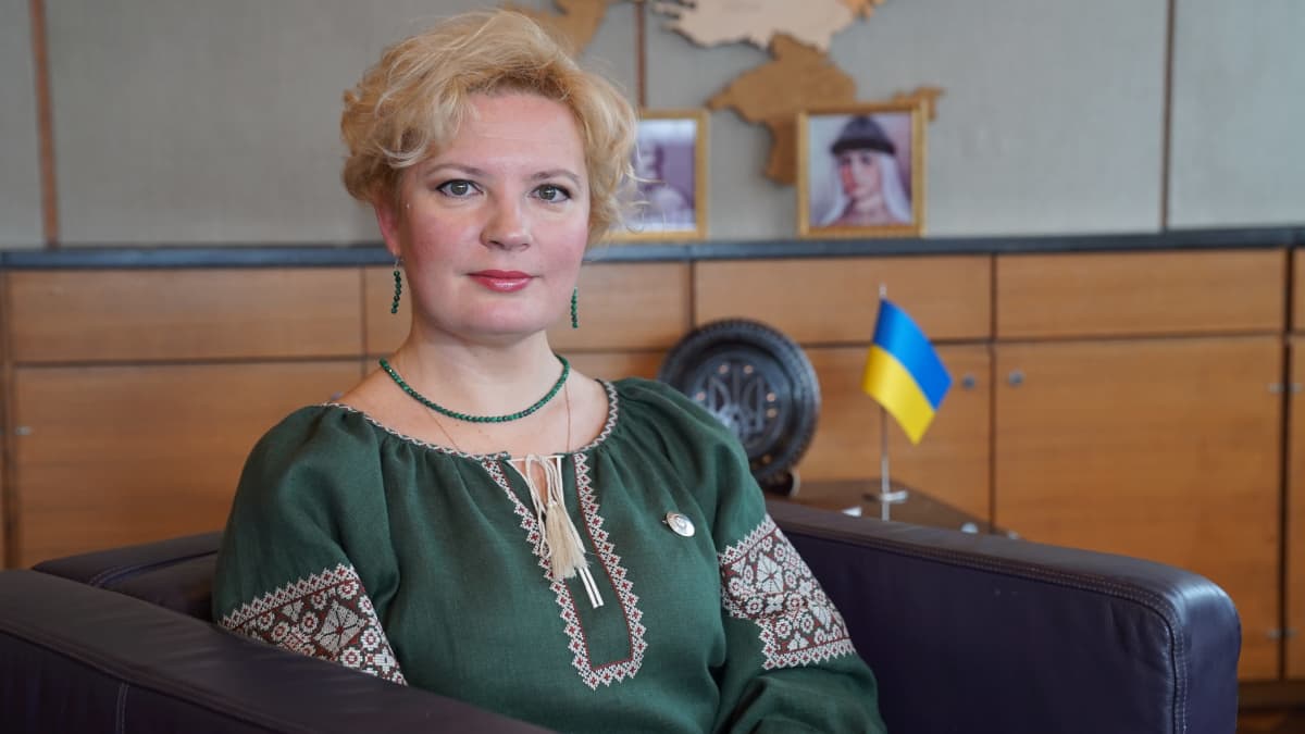 Olga Dibrova, Ukrainan suurlähettiläs istuu  Ukrainan lähetystössä tuolilla Helsingin Kulosaaressa
