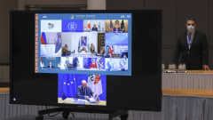 G20-virtuaalikokous käynnissä televisionäytöllä