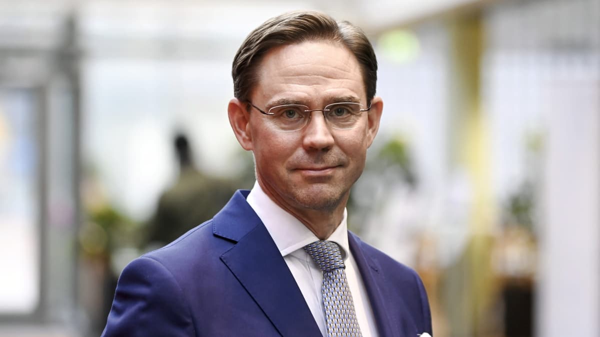 Jyrki katainen poseeraa kameralle, tausta sumea