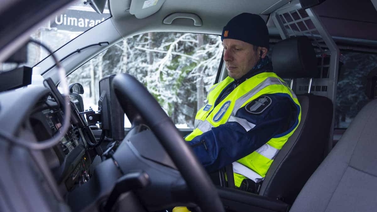ylikomisario Markus Taskinen istuu partioautossa Suonenjoella.