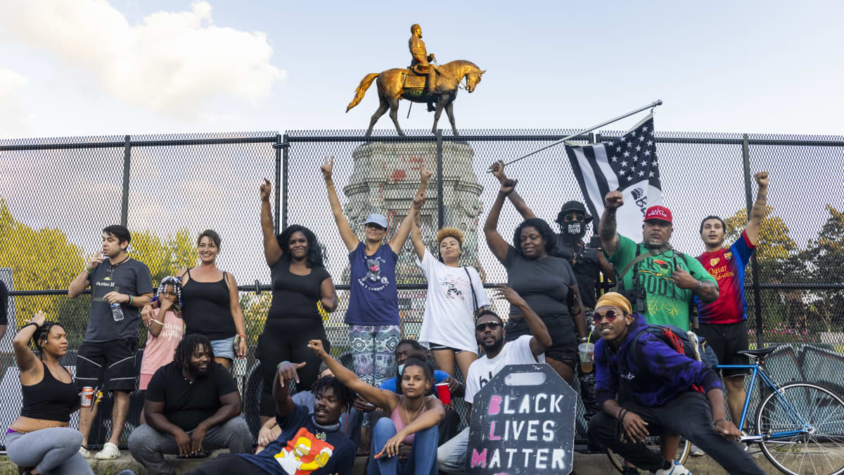 Black Lives Matter -protestiliikkeen kannattajia osoittamassa tukea etelävaltioiden kenraalin Robert E. Leen patsaan poistamiselle.