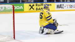 Ruotsin maalivahti Linus Ullmark katsoo pettyneenä juhlivia Kanadan pelaajia.