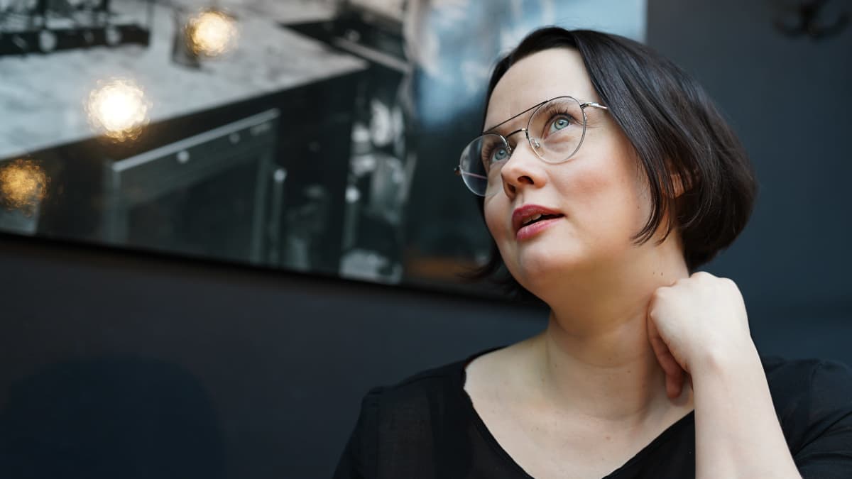 Anna Kajander istuu kahvilassa.