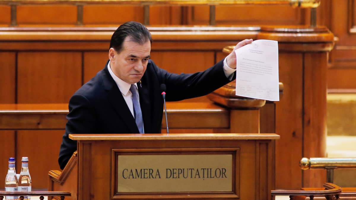 Ludovic Orban puhujanpöntössä paperinippu kädessään.