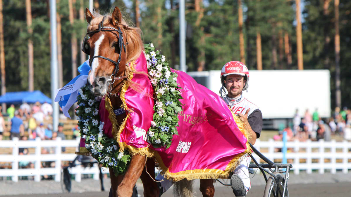 Iikka Nurmosen ohjastama H.V. Tuuri on voittanut St. Michel -ravien päälähdön Suurmestaruusajon Mikkelissä 17. heinäkuuta 2021.