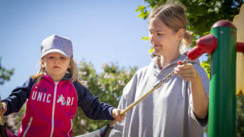 Johanna Merioja-Kauhanen, 38 ja Mimmi Kauhanen, 3 leikkipuisto linjassa.