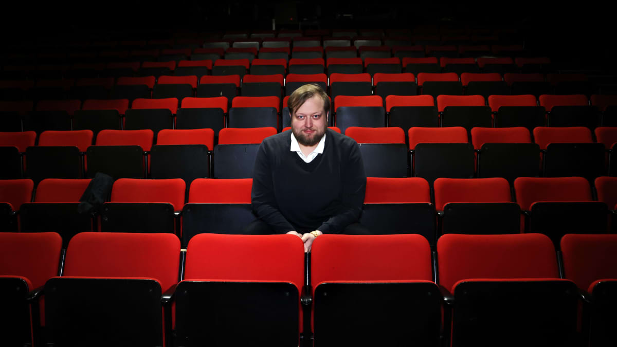 Lauri Maijala istuu Q-teatterin katsomossa.