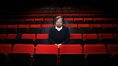 Lauri Maijala istuu Q-teatterin katsomossa.