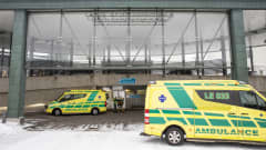 Ambulansseja Lapin keskussairaalan edustalla