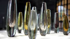 Gunnel Nymanin lasimaljakoita näyttelyvitriinissä