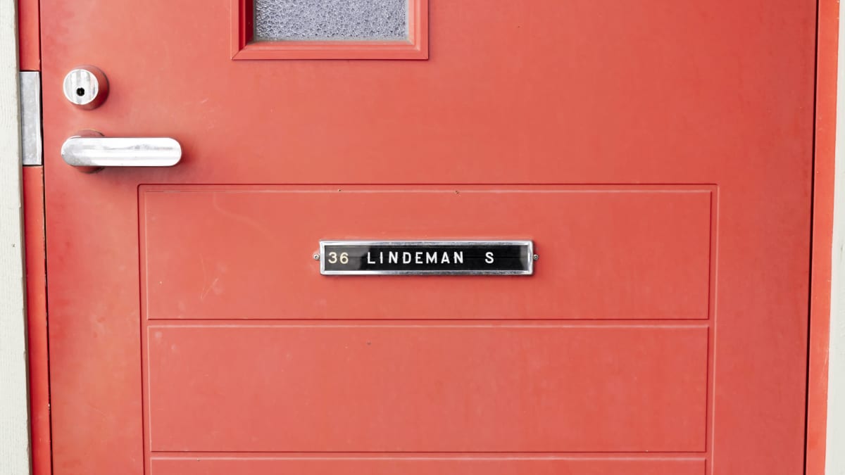 Punaisessa ulko-ovessa lukee "Lindeman S"