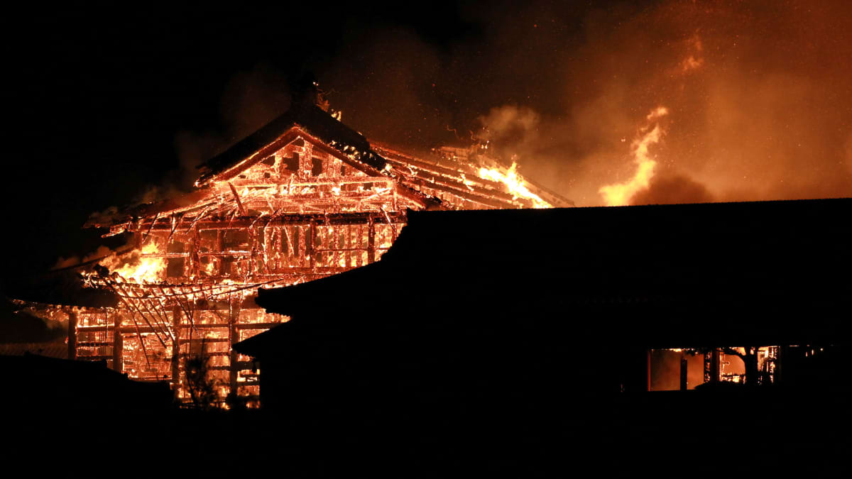 Maailmanperintökohteisiin kuuluva Shurin historiallinen linna tuhoutui  lähes täysin tulipalossa Japanissa