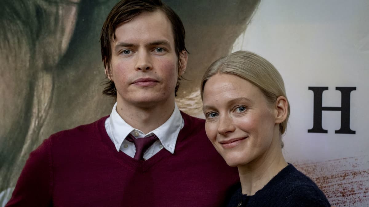 Johannes Holopainen ja Laura Birn Helene-elokuvan lehdistötilaisuudessa