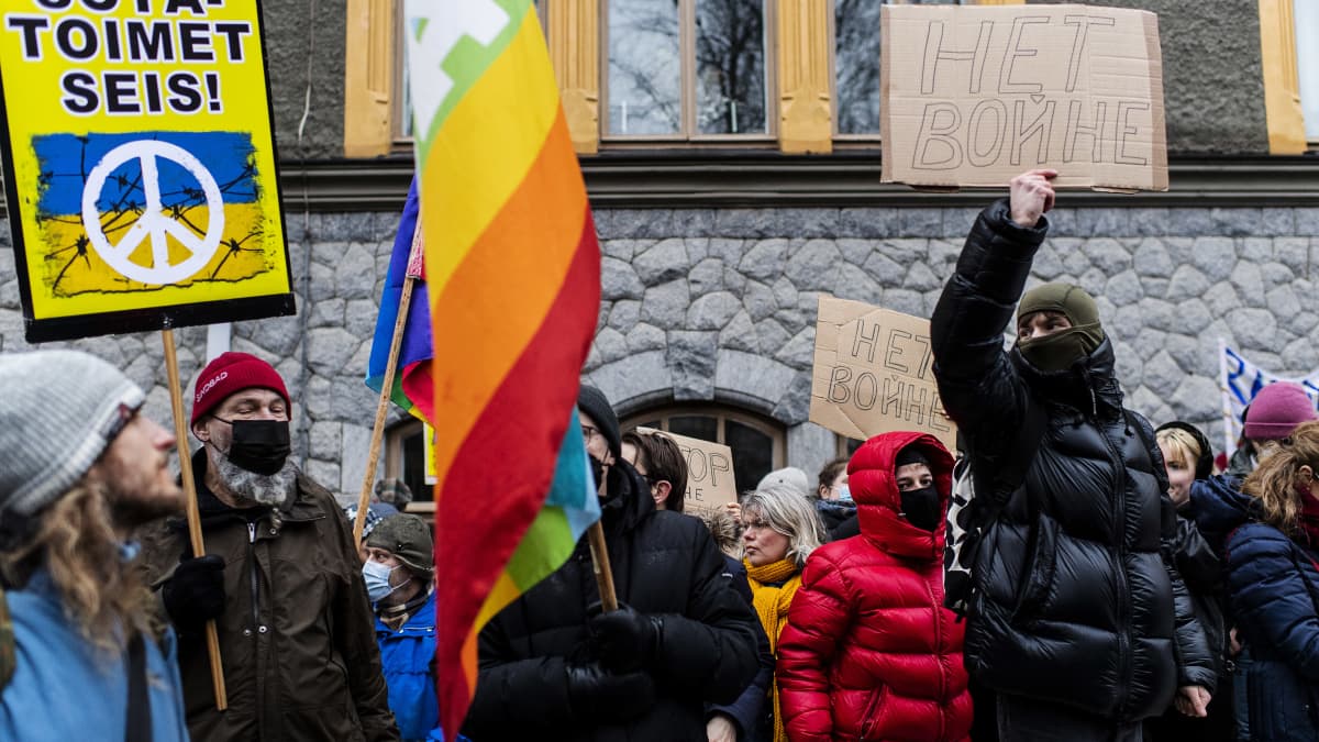 Sotaa vastustava mielenosoitus järjestettiin 24. helmikuuta Venäjän suurlähetystön edessä Tehtaankadulla.