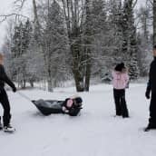 Perhe Parkkonen/Pärepalo ulkoilemassa.