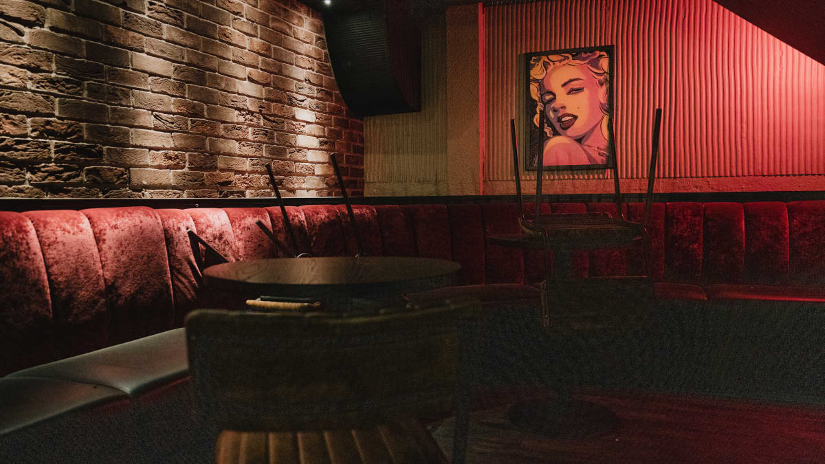 Tyhjässä baarissa roikkuu Marilyn Monroeta esittävä taideteos.