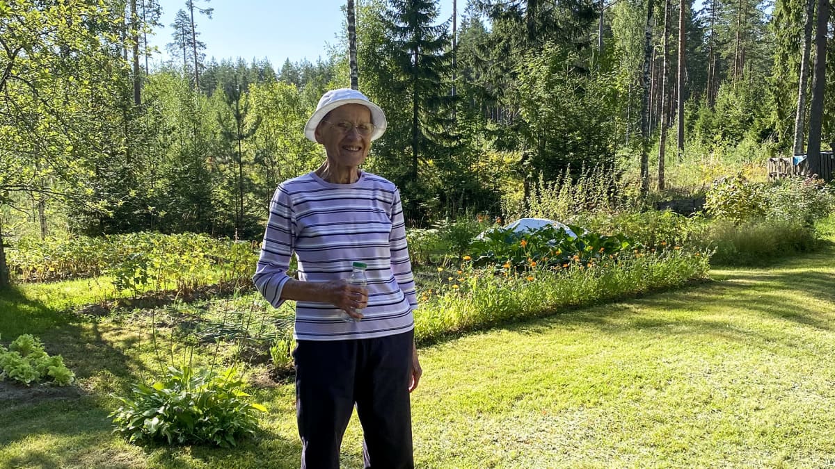Elsa Pekkala seisoo kotipihassaan Lappeenrannassa.